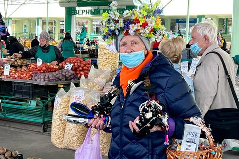 Auf dem Markt in Transnistrien kauft Swetlana Radionowa ein