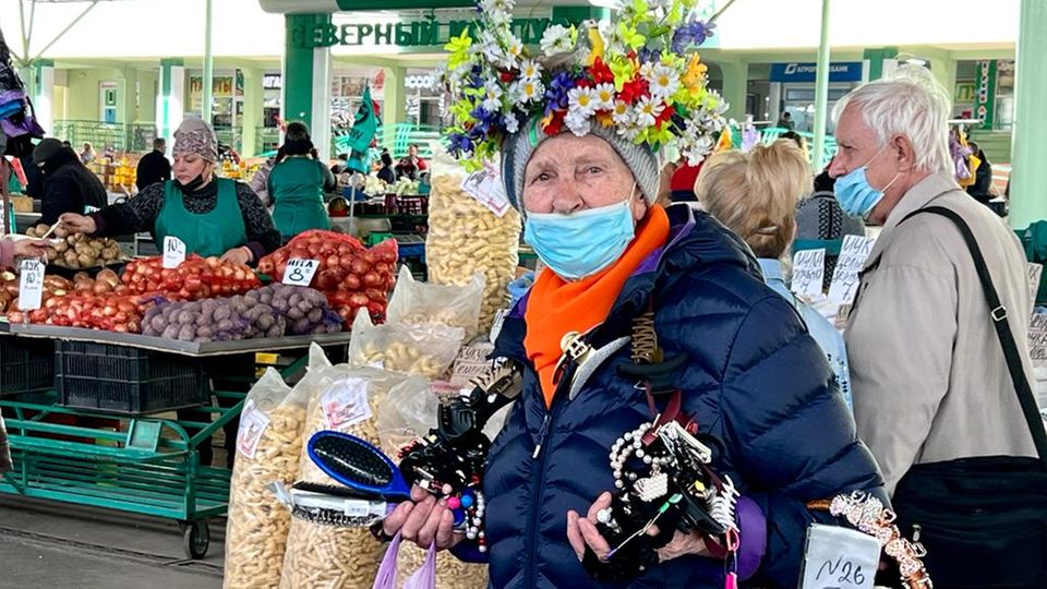 Auf dem Markt in Transnistrien kauft Swetlana Radionowa ein