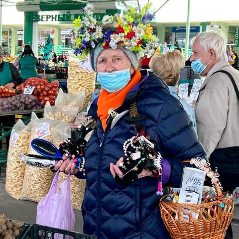 Auf dem Markt in Transnistrien kauft Swetlana Radionowa ein