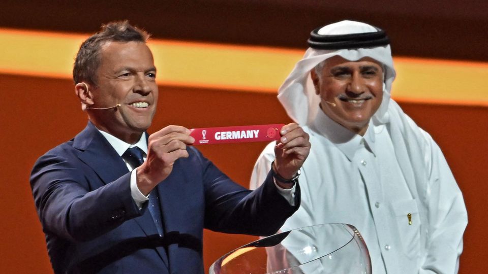 Lothar Matthäus, Weltmeister von 1990, beteiligte sich an der WM-Auslosung in Doha als "Losfee"