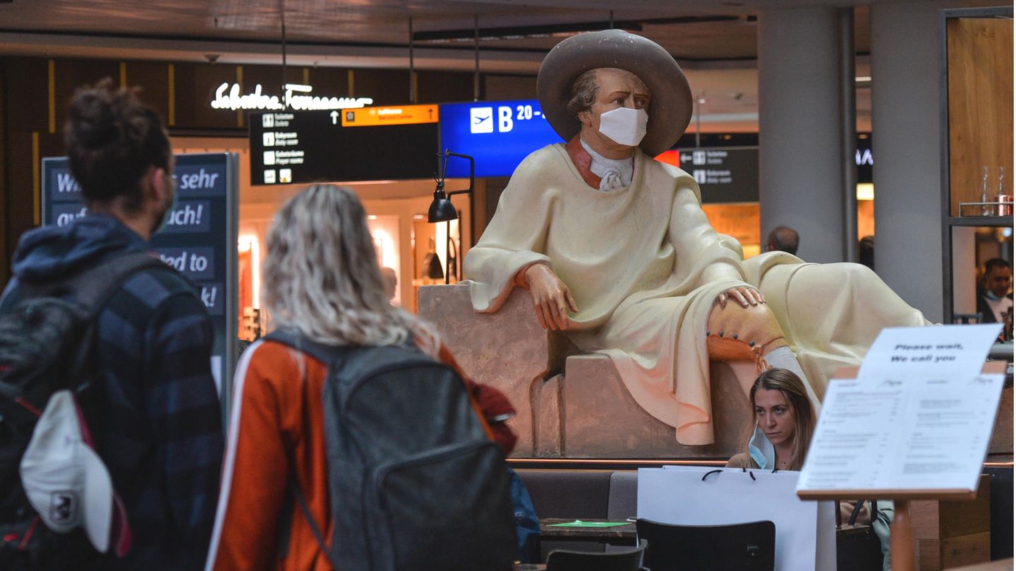 Selbst die Skulptur von Johann Wolfgang von Goethe am Frankfurter Flughafen trägt einen Mund-Nasen-Schutz