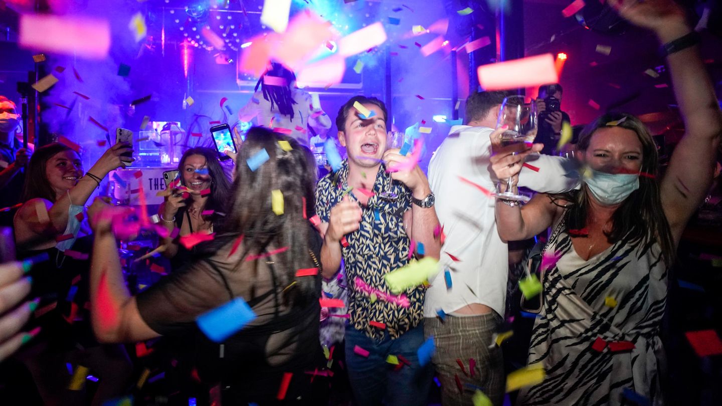 Menschen tanzen in einem Club