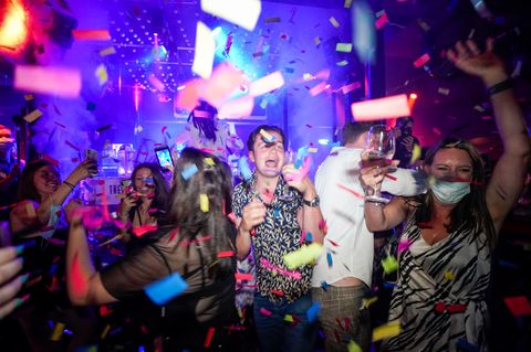 Menschen tanzen in einem Club