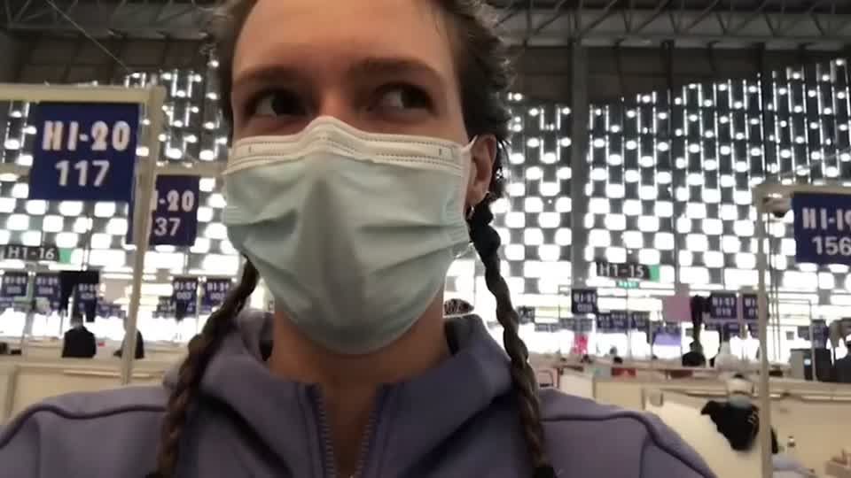 Video: Diese Frau berichtet aus einer Isolierstation in Shanghai Video: Diese Frau berichtet aus einer Isolierstation in Shanghai