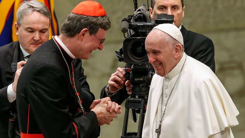 Kardinal Woelki steht neben Papst Franziskus. Dahinter steht ein Kameramann.