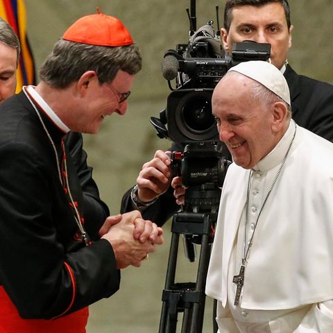 Kardinal Woelki steht neben Papst Franziskus. Dahinter steht ein Kameramann.