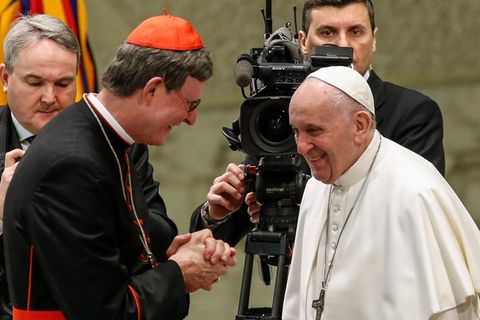 Kardinal Woelki steht neben Papst Franziskus. Dahinter steht ein Kameramann.