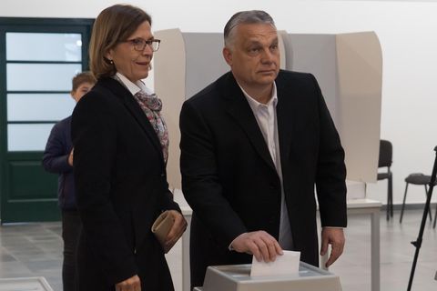 Ungarn: Regierungschef Viktor Orban mit seiner Frau Aniko Levai im Wahllokal