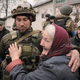 Eine Frau umarmt einen ukrainischen Soldaten