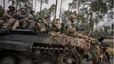 Ukrainische Soldaten fahren auf einem Kampffahrzeug