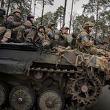 Ukrainische Soldaten fahren auf einem Kampffahrzeug