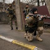 Ein ukrainischer Soldat sichert den Rückzug seiner Kameraden