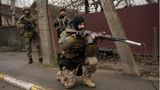 Ein ukrainischer Soldat sichert den Rückzug seiner Kameraden