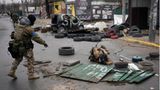 Ukrainische Soldaten überprüfen Straßen auf Sprengfallen
