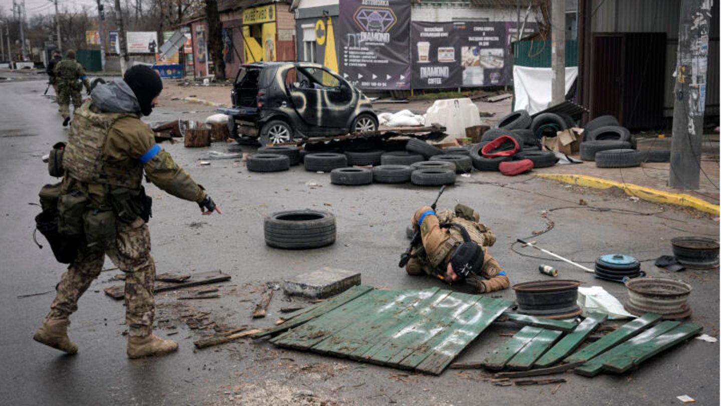 Ukrainische Soldaten überprüfen Straßen auf Sprengfallen