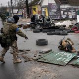 Ukrainische Soldaten überprüfen Straßen auf Sprengfallen