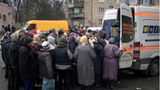 Menschen warten auf die Verteilung von Medikamenten