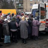Menschen warten auf die Verteilung von Medikamenten
