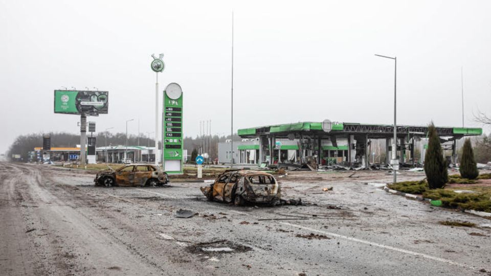 Ein zerstörtes Auto auf einer Landstraße, 20 Kilometer vor Kiew