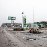 Ein zerstörtes Auto auf einer Landstraße, 20 Kilometer vor Kiew