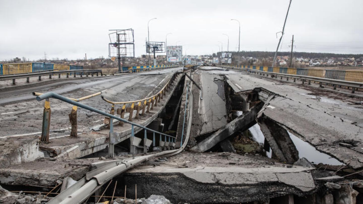 Die durch die Bombardierung zerstörte Brücke auf der Autobahn in Richtung Butscha.