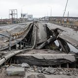 Die durch die Bombardierung zerstörte Brücke auf der Autobahn in Richtung Butscha.