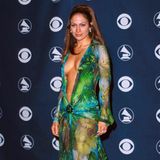 Es ist wohl DER Grammy-Look aller Zeiten: Jennifer Lopez ist 2000 zum ersten Mal nominiert und sorgt mit ihrem Versace-Kleid dafür, dass den Abend niemand mehr vergisst.