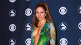 Es ist wohl DER Grammy-Look aller Zeiten: Jennifer Lopez ist 2000 zum ersten Mal nominiert und sorgt mit ihrem Versace-Kleid dafür, dass den Abend niemand mehr vergisst.