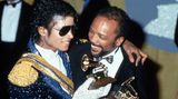 Michael Jackson bricht 1984 alle Rekorde: Er gewinnt acht Grammys in dieser Nacht. Preisverdächtig ist auch sein extravagantes Outfit mit kristallbesetzten Handschuhen.