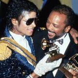 Michael Jackson bricht 1984 alle Rekorde: Er gewinnt acht Grammys in dieser Nacht. Preisverdächtig ist auch sein extravagantes Outfit mit kristallbesetzten Handschuhen.