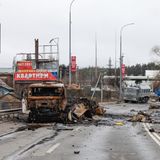 Zerstörte Fahrzeuge der russischen Besatzer auf einer Landstraße