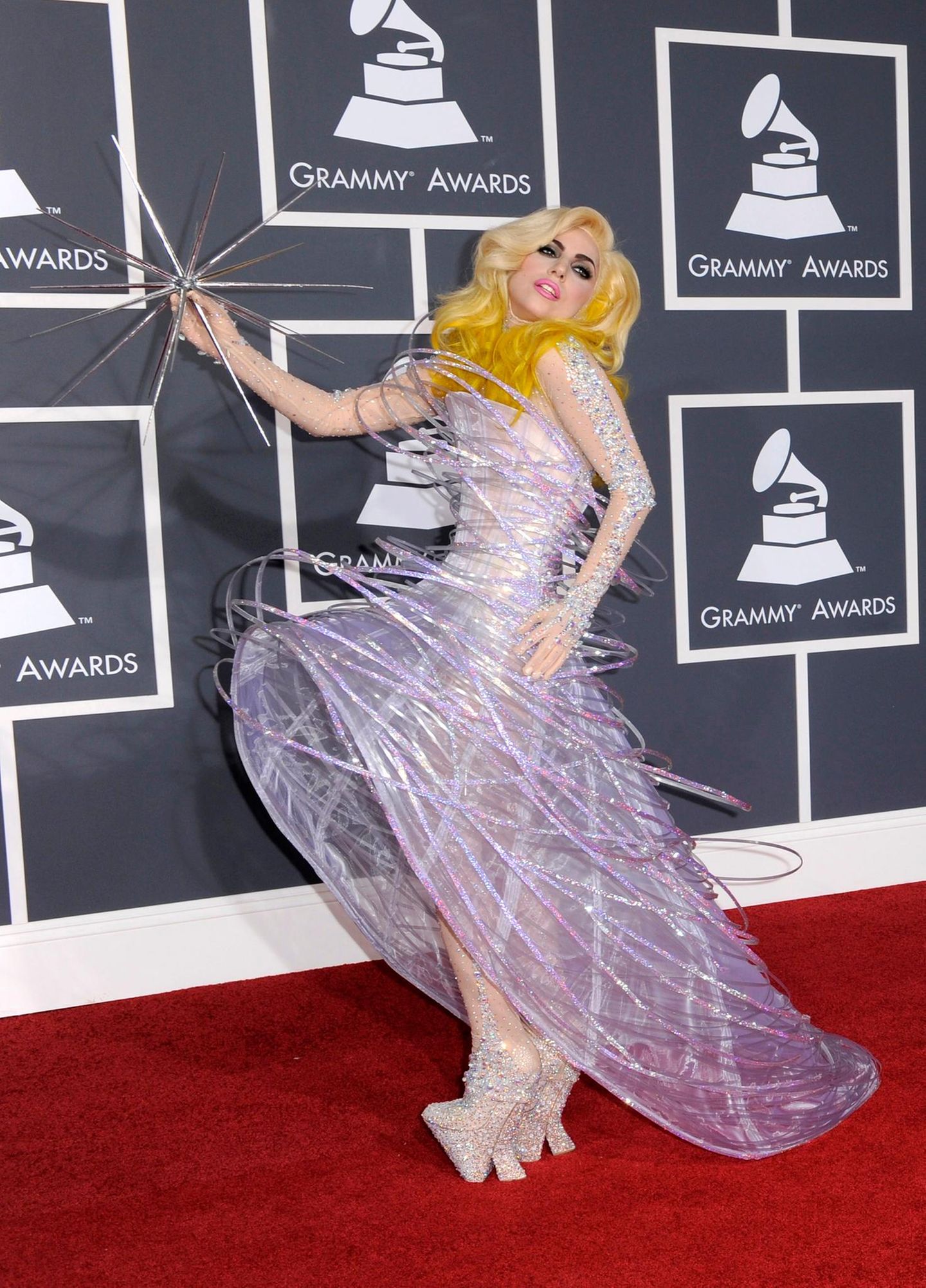 Ihre allerersten Grammys gewinnt Lady Gaga bei der Verleihung im Jahr 2010. Die Sängerin wird hinterher noch viele außergewöhnliche Looks präsentieren, doch diese Kreation von Armani Privé geht in die Geschichte ein