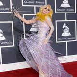 Ihre allerersten Grammys gewinnt Lady Gaga bei der Verleihung im Jahr 2010. Die Sängerin wird hinterher noch viele außergewöhnliche Looks präsentieren, doch diese Kreation von Armani Privé geht in die Geschichte ein