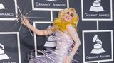 Ihre allerersten Grammys gewinnt Lady Gaga bei der Verleihung im Jahr 2010. Die Sängerin wird hinterher noch viele außergewöhnliche Looks präsentieren, doch diese Kreation von Armani Privé geht in die Geschichte ein