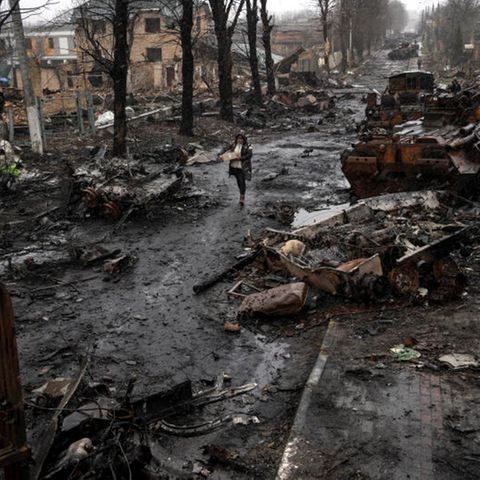Eine mit zerstörten russischen Militärfahrzeugen übersäte Straße im Kiewer Vorort Butscha