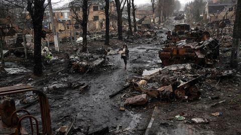 Eine mit zerstörten russischen Militärfahrzeugen übersäte Straße im Kiewer Vorort Butscha