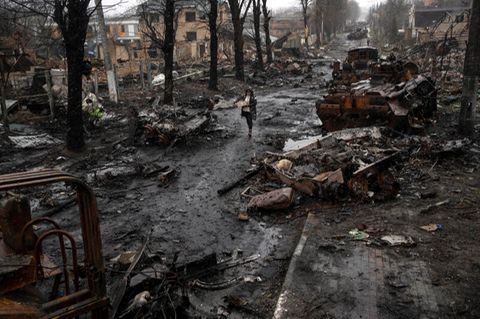Eine mit zerstörten russischen Militärfahrzeugen übersäte Straße im Kiewer Vorort Butscha