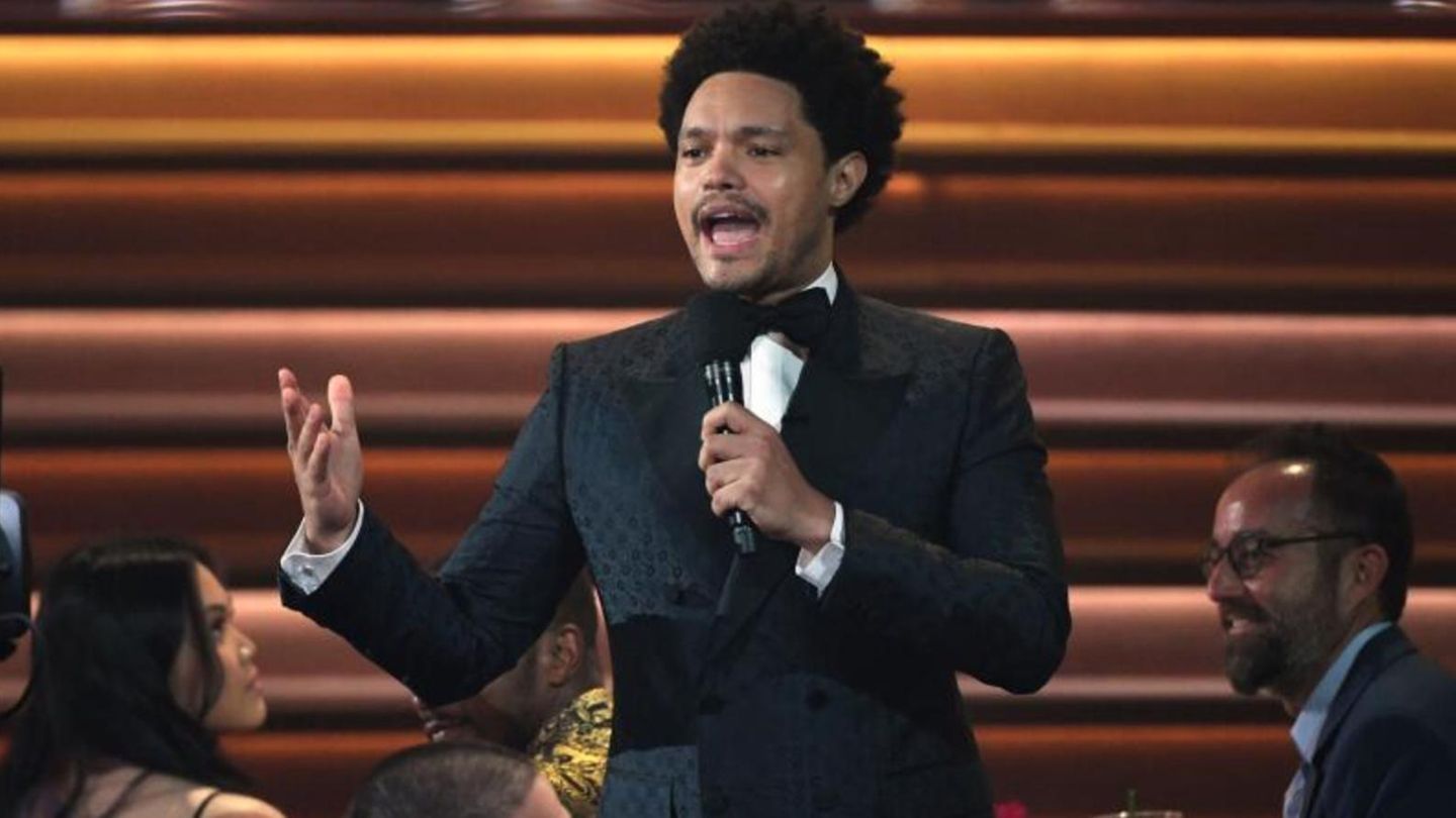 Trevor Noah mit Mikrophon in der Hand