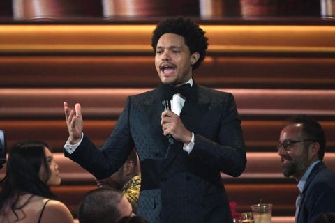 Trevor Noah mit Mikrophon in der Hand