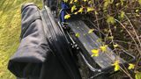 Der klassische Radtaschen-Klemmverschluss funktioniert auch bei 2bag einwandfrei. Durch das Ziehen an dem kleinen Griff werden die kleinen Schnappverschlüsse geöffnet. Sowohl beim Ein- als auch beim Aushängen von 2bag.  