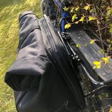 Der klassische Radtaschen-Klemmverschluss funktioniert auch bei 2bag einwandfrei. Durch das Ziehen an dem kleinen Griff werden die kleinen Schnappverschlüsse geöffnet. Sowohl beim Ein- als auch beim Aushängen von 2bag.  