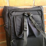 Damit die Tragegurte beim Umklappen nicht stören, können sie dank eingenähten Magneten am Rückenteil fixiert werden. 