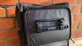 Nicht neu, aber bewährt. Das klassische Bike-Bag-Klemmsystem. Der schwarze Griff öffnet und schließt die Klemmungen.