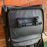 Nicht neu, aber bewährt. Das klassische Bike-Bag-Klemmsystem. Der schwarze Griff öffnet und schließt die Klemmungen.