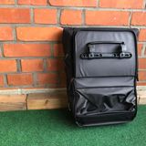 2bag wird als Fahrradtasche ausgeliefert. Die Tragegurte sind unter dem Klemmsystem versteckt. Mit dem Reißverschluss an der linken Seite wird die obere Hälfte des Rückenteils gelöst. Danach nach unten klappen und mit dem Reißverschluss rechts wieder schließen. Fertig ist der Business- oder Alltags-Rucksack.