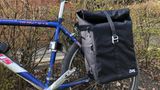2bag wird per Rolltop verschlossen. Allerdings nicht mit einem Klicksystem, sondern per Metallhaken an der Außenseite fixiert.