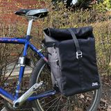 2bag wird per Rolltop verschlossen. Allerdings nicht mit einem Klicksystem, sondern per Metallhaken an der Außenseite fixiert.