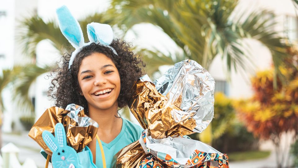 Ein Mädchen bekommt Geschenke