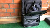 Der Clou von 2bag: Wird der Reißverschluss unten geöffnet, kann ein Teil des Rückens nach oben geklappt werden. 