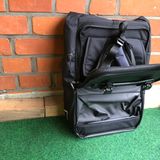 Der Clou von 2bag: Wird der Reißverschluss unten geöffnet, kann ein Teil des Rückens nach oben geklappt werden. 